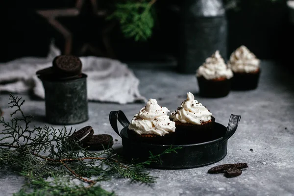 Muffin Coklat Dengan Krim Latar Belakang Abu Abu — Stok Foto