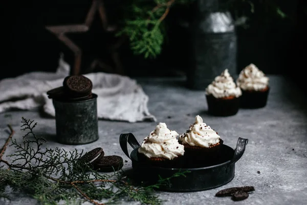 Muffin Coklat Dengan Krim Latar Belakang Abu Abu — Stok Foto