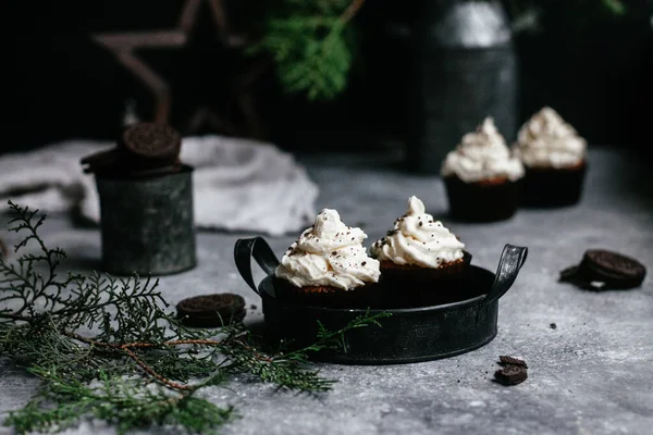 Gri arka planda kremalı çikolatalı kekler