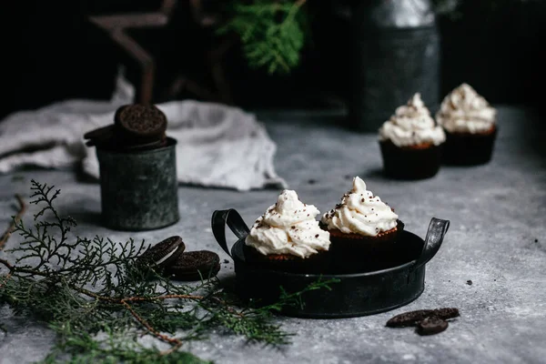 Gri arka planda kremalı çikolatalı kekler
