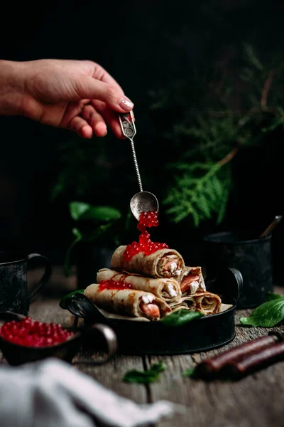 Pancake Dengan Ikan Kaviar Merah Dan Krim Keju Pada Latar — Stok Foto