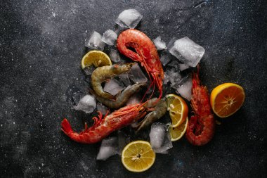Buzlu karides, gri arka planda limon.