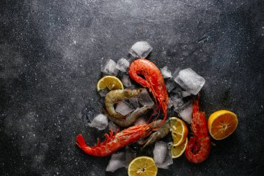 Buzlu karides, gri arka planda limon.