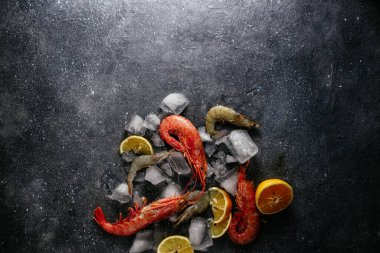 Buzlu karides, gri arka planda limon.