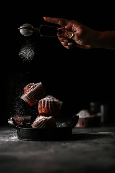 Muffin Coklat Dengan Gula Bubuk Pada Latar Belakang Gelap — Stok Foto