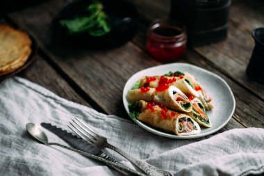 Balık, kırmızı havyar ve krem peynirli krep.