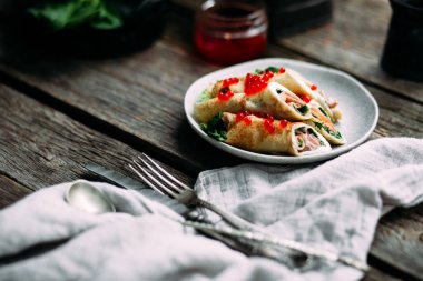 Balık, kırmızı havyar ve krem peynirli krep.