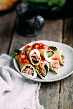 Balık, kırmızı havyar ve krem peynirli krep.