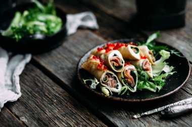 Balık, kırmızı havyar ve krem peynirli krep.