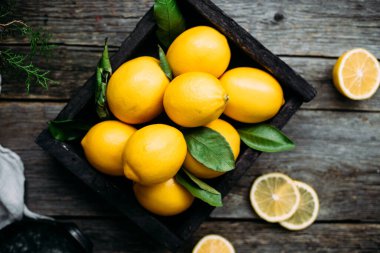 Tahta bir kutuda limonlar