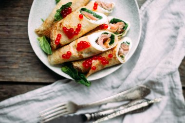 Balık, kırmızı havyar ve krem peynirli krep.