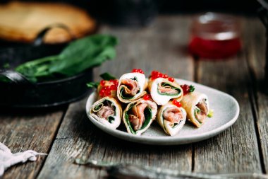 Balık, kırmızı havyar ve krem peynirli krep.