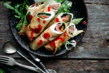 Koyu yeşil arkaplanda sitruslar