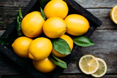 Tahta bir kutuda limonlar