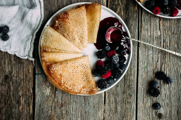 Pfannkuchen Mit Marmelade Und Beeren — Stockfoto