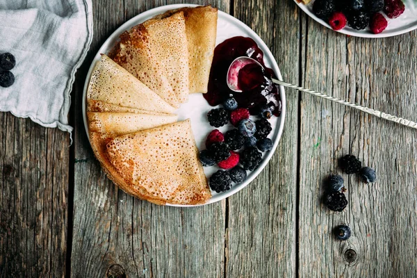 Pfannkuchen Mit Marmelade Und Beeren — Stockfoto