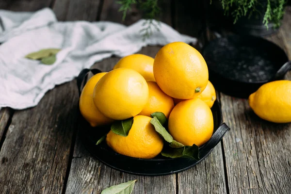 Limones Una Caja Madera — Foto de Stock