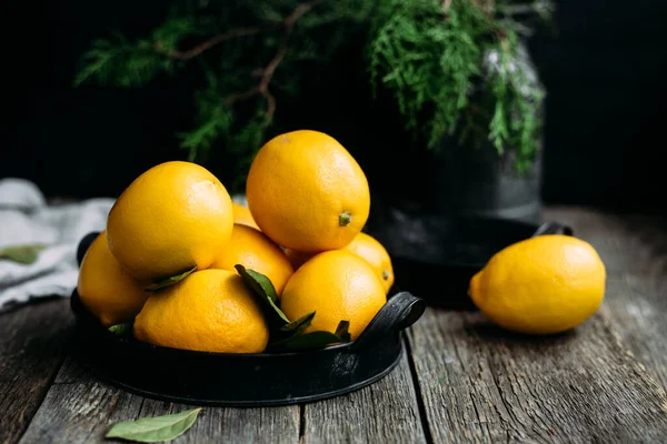 Limones Una Caja Madera — Foto de Stock