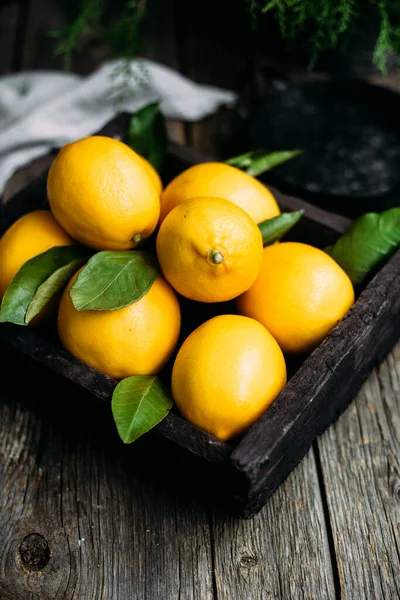 Limones Una Caja Madera — Foto de Stock