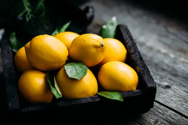 Limones Una Caja Madera — Foto de Stock