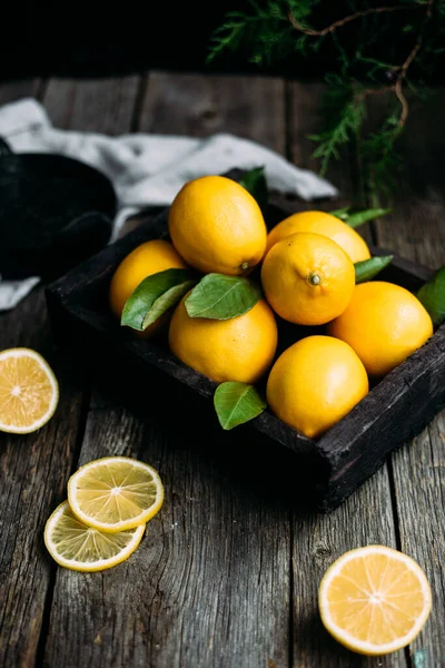 Limones Una Caja Madera — Foto de Stock