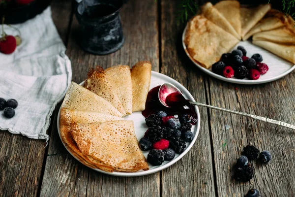 Pfannkuchen Mit Marmelade Und Beeren — Stockfoto