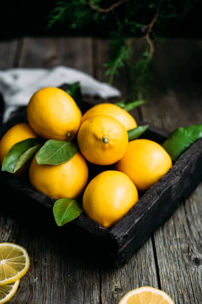 Limones Una Caja Madera — Foto de Stock