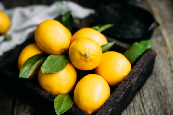 Limones Una Caja Madera — Foto de Stock