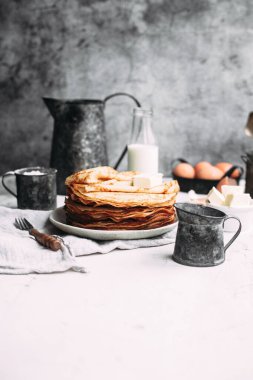 Tabakta tereyağı olan ince krepler. Maslenitsa tatili
