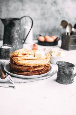 Tabakta tereyağı olan ince krepler. Maslenitsa tatili