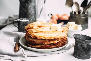 Tabakta tereyağı olan ince krepler. Maslenitsa tatili