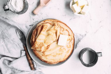 Tabakta tereyağı olan ince krepler. Maslenitsa tatili