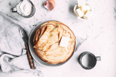 Tabakta tereyağı olan ince krepler. Maslenitsa tatili