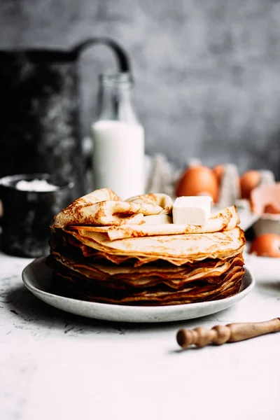 Tabakta tereyağı olan ince krepler. Maslenitsa tatili