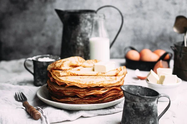 皿の中にバターと薄いパンケーキ マレニツァの休日 — ストック写真