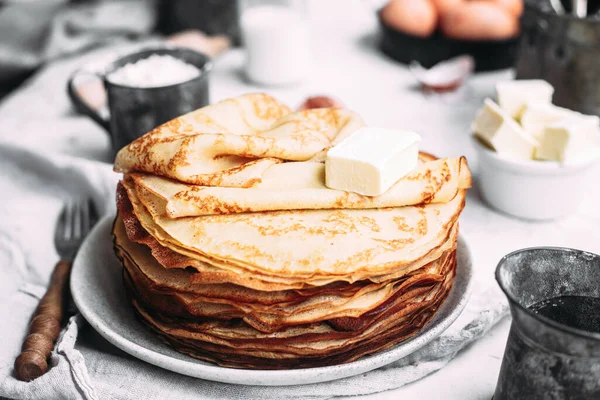 Pancake Tipis Dengan Mentega Piring Liburan Maslenitsa — Stok Foto