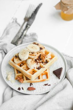 Muzlu, çikolatalı ve fındıklı Belçika waffleları