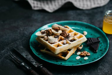 Muzlu, çikolatalı ve fındıklı Belçika waffleları