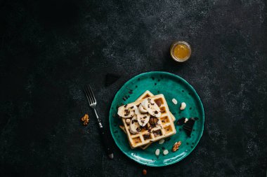 Muzlu, çikolatalı ve fındıklı Belçika waffleları