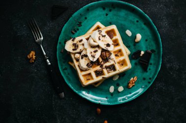 Muzlu, çikolatalı ve fındıklı Belçika waffleları