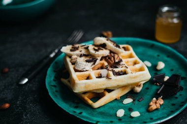 Muzlu, çikolatalı ve fındıklı Belçika waffleları