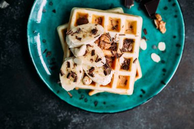 Muzlu, çikolatalı ve fındıklı Belçika waffleları