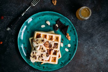 Muzlu, çikolatalı ve fındıklı Belçika waffleları