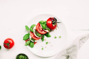  Caprese salatası. Domates, mozzarella, fesleğen, pesto, balzamik sos.