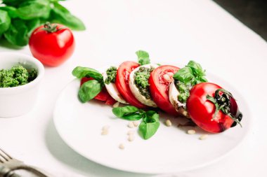  Caprese salatası. Domates, mozzarella, fesleğen, pesto, balzamik sos.