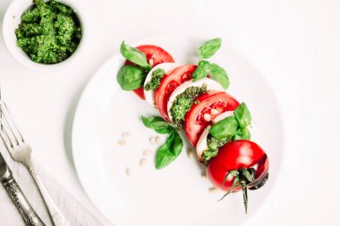  Caprese salatası. Domates, mozzarella, fesleğen, pesto, balzamik sos.