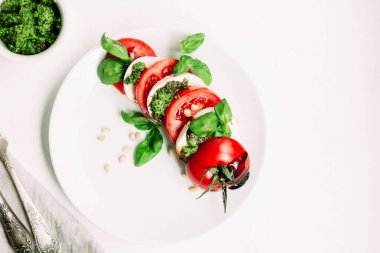  Caprese salatası. Domates, mozzarella, fesleğen, pesto, balzamik sos.