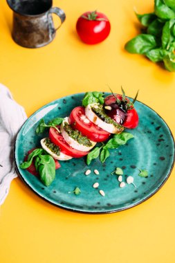 Caprese salatası. Domates, mozzarella, fesleğen, pesto, balzamik sos.