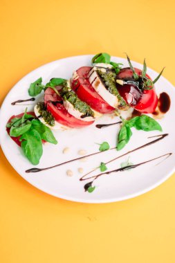  Caprese salatası. Domates, mozzarella, fesleğen, pesto, balzamik sos.