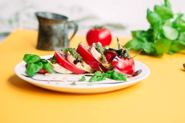  Caprese salatası. Domates, mozzarella, fesleğen, pesto, balzamik sos.